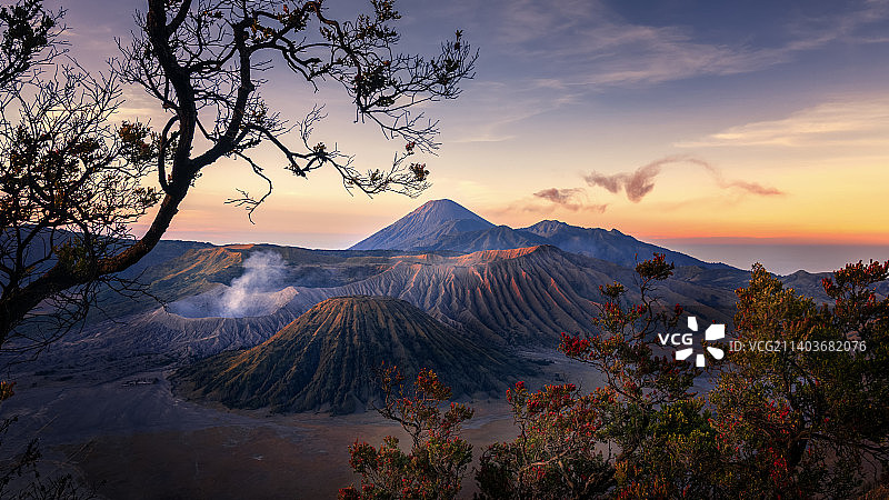 日出时分，印度尼西亚布罗莫火山（Bromo）风光神似侏罗纪公园图片素材