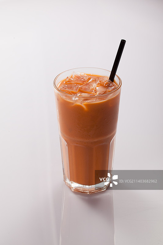 白色背景下的饮料，港式奶茶，丝袜奶茶图片素材