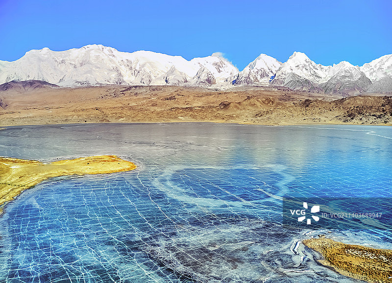 公格尔九别峰下的卡拉库里湖图片素材