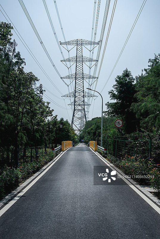 乡村笔直的公路和高压输电线铁塔图片素材