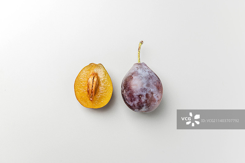 一盘新鲜的西梅与叉子特写图片素材