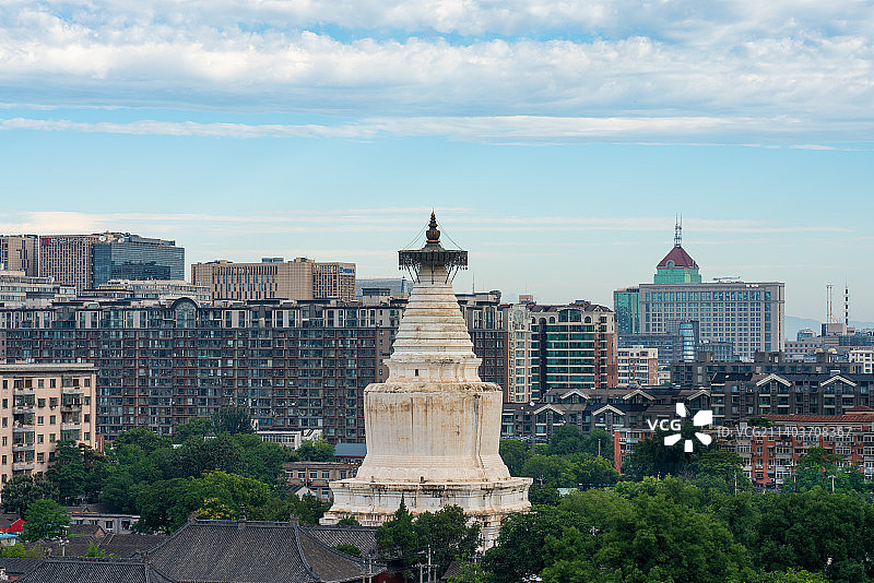 夏天清晨的白塔寺和城市天际线图片素材