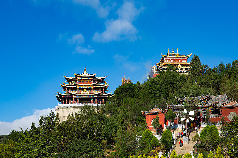 晴朗多云的天气，云南迪庆香格里拉，独克宗古城大佛寺，藏族风格的藏传佛教寺庙古建筑。图片素材