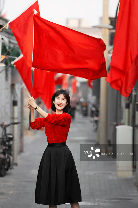 站在城市街道上的女人图片素材