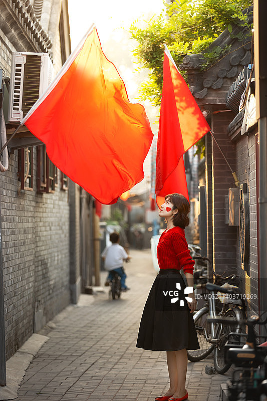 站在城市街道上的女人图片素材