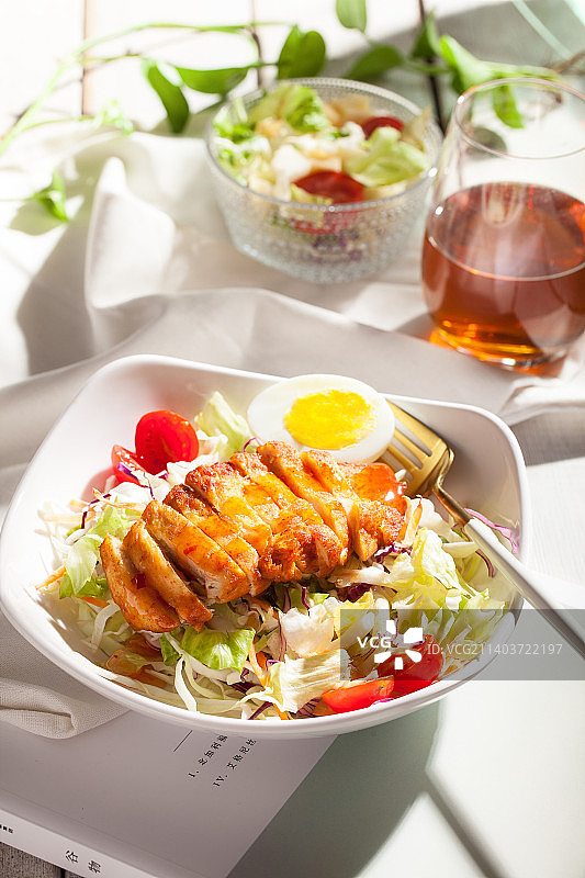 香煎鸡排沙拉图片素材