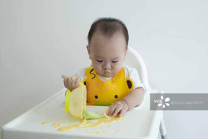 可爱的男婴儿吃辅食图片素材