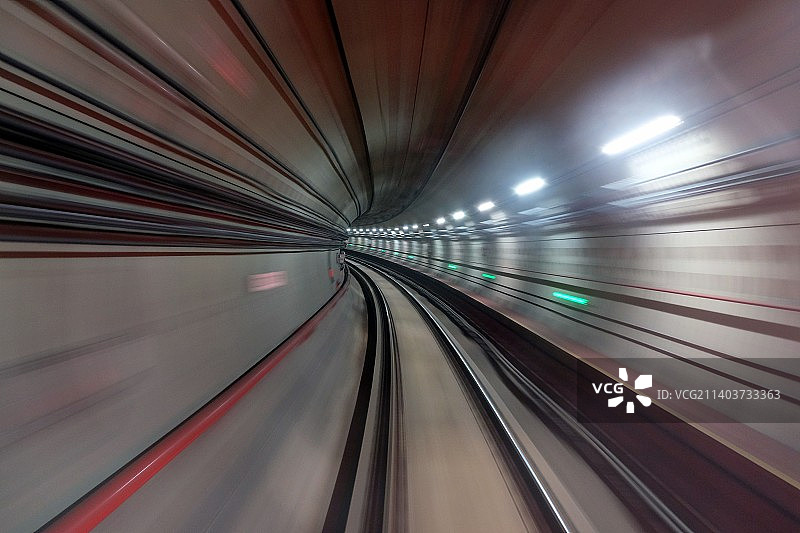 地铁隧道仿佛就像时光隧道图片素材