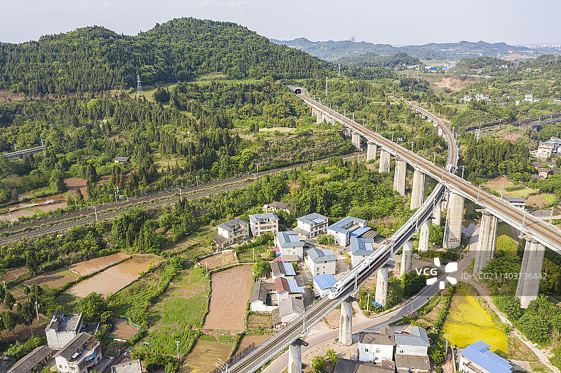 动车组列车行驶在兰渝-达成的联络线上图片素材