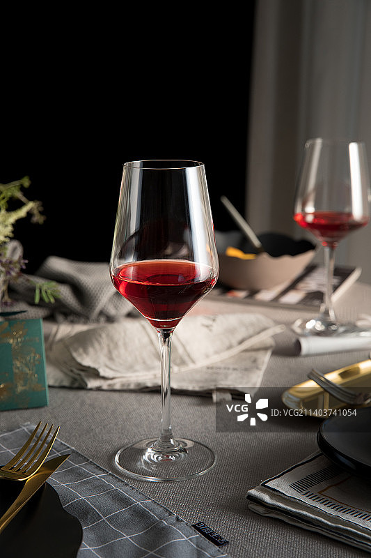 餐桌上的红酒杯图片素材
