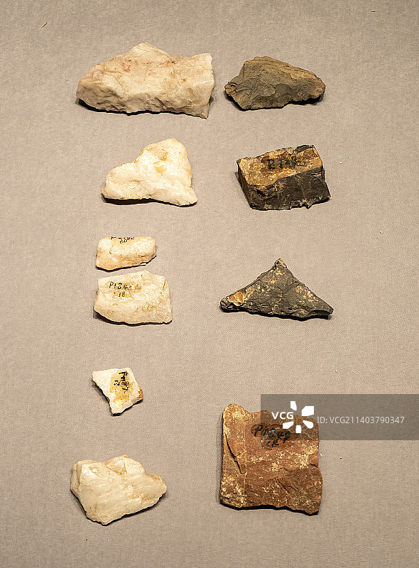 郑州博物馆馆藏  荥阳织机洞 新石器时代 石器 猿人图片素材