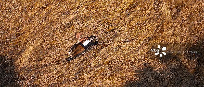 北京秋天站在田野上的人的高角度视图图片素材