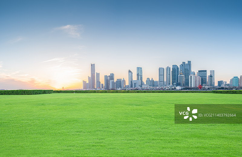 草坪与城市天际线图片素材