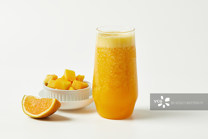 白色背景香橙芒果果汁饮品图片素材