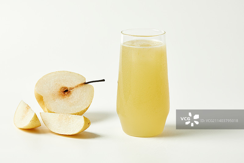 白色背景雪梨果汁饮品图片素材