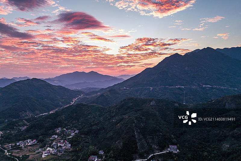 河南县信阳市商城县大别山金刚台景区日出朝霞自然风景航拍图片素材