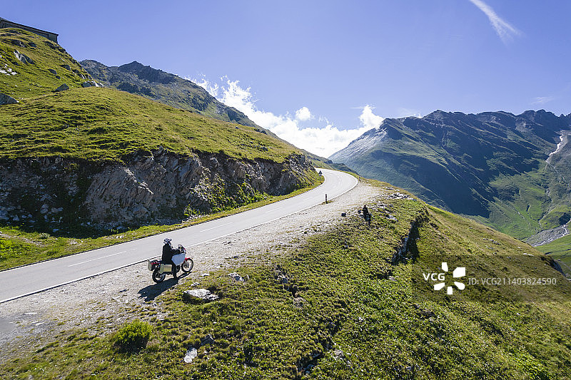 瑞士阿尔卑斯山的探险摩托车图片素材