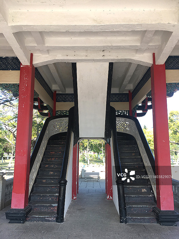 传统建筑里的两个平行楼梯图片素材