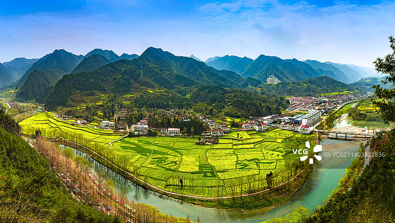 高视角下的陕西勉县龙湾油菜花图片素材