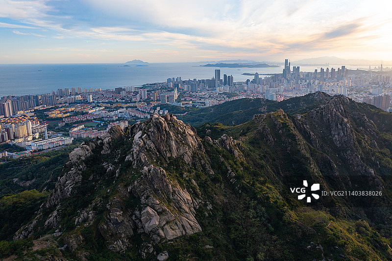 山东省青岛市浮山视角的城市风光图片素材