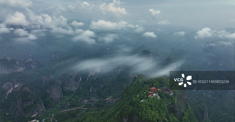 长曝光拍摄阴天下八角寨的云台寺图片素材