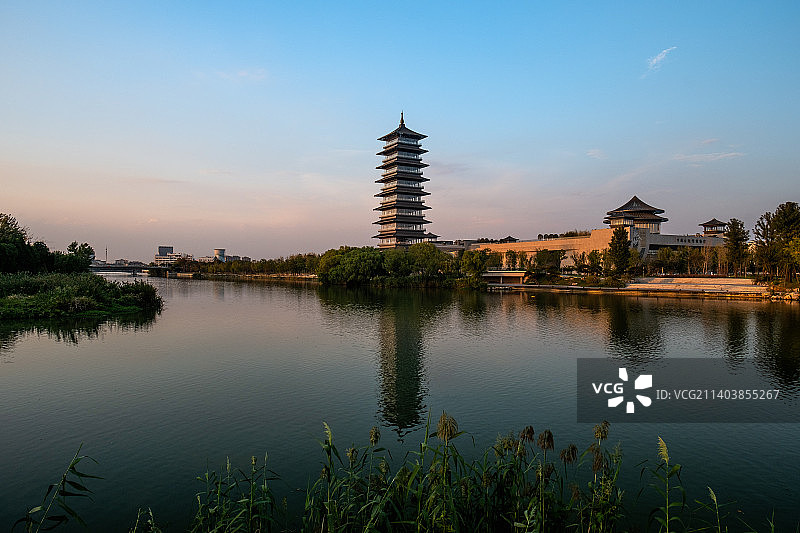 夕阳中的扬州中国大运河博物馆、大运塔图片素材