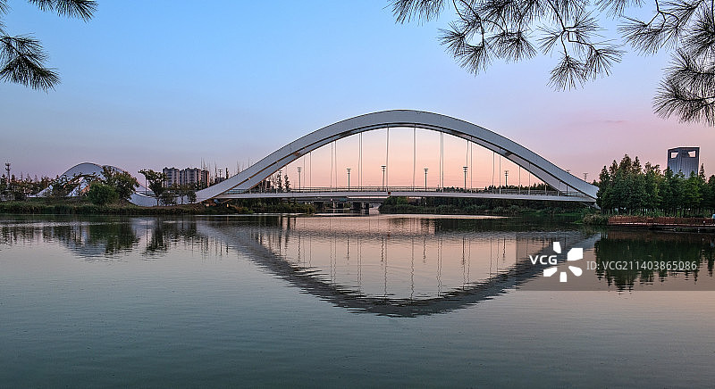 晚霞中的扬州三湾湿地公园凌波桥图片素材