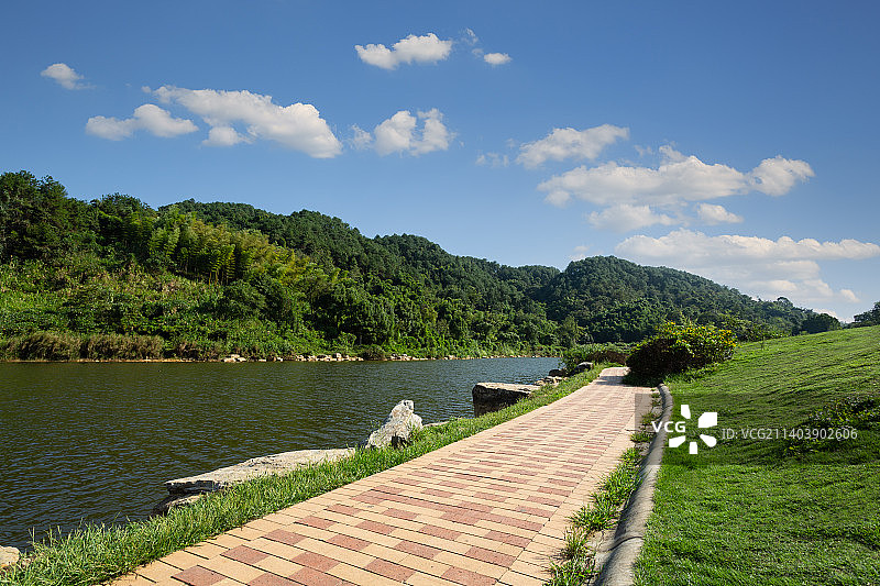 山与湖边的道路图片素材