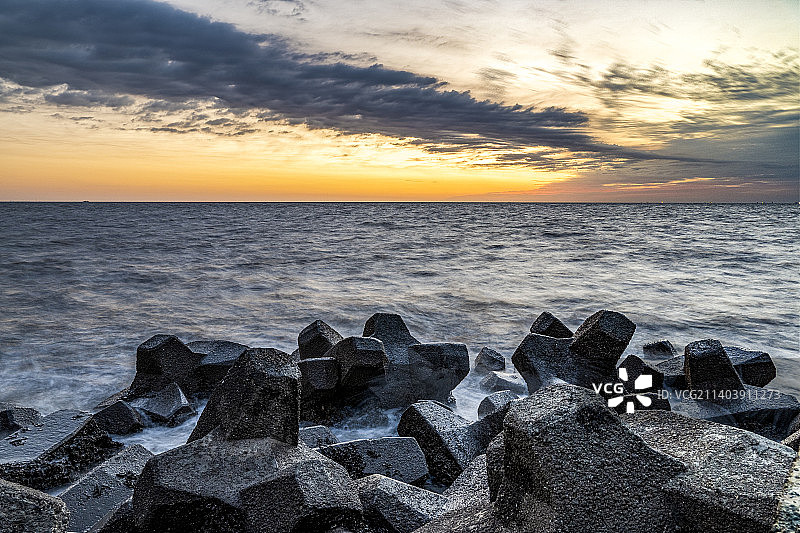 东疆港日出前的暗流涌动图片素材