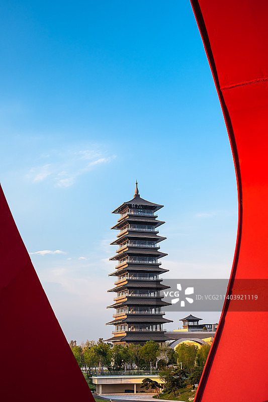 夕阳照耀中的扬州三湾湿地公园剪影桥眼里的大运塔图片素材