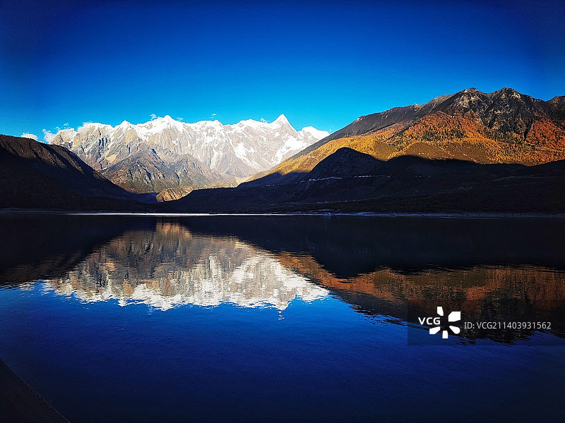 #21天摄影挑战赛10月赛#倒映在平静雅鲁藏布江江面的南迦巴瓦峰图片素材