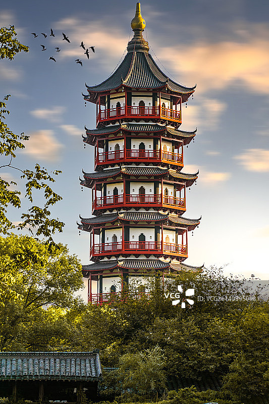 夕阳下的绳金塔图片素材