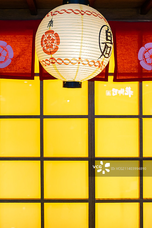 中国日本传统文化拍摄主题，悬挂的日式灯笼和黄色的木制窗户，室内无人图像摄影图片素材