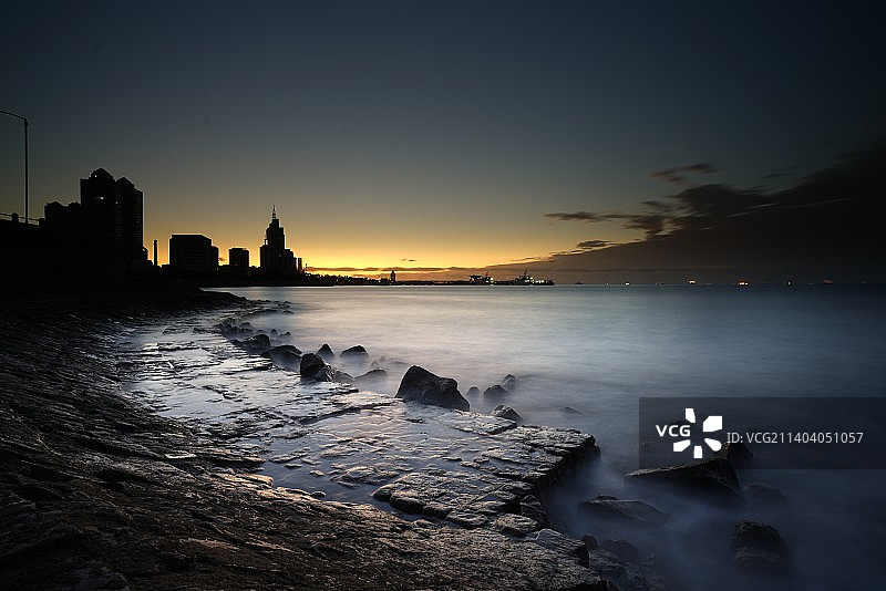 日出前的团岛    21天摄影挑战赛10月赛 10度，应该穿秋裤。 团岛，退潮有点小。图片素材