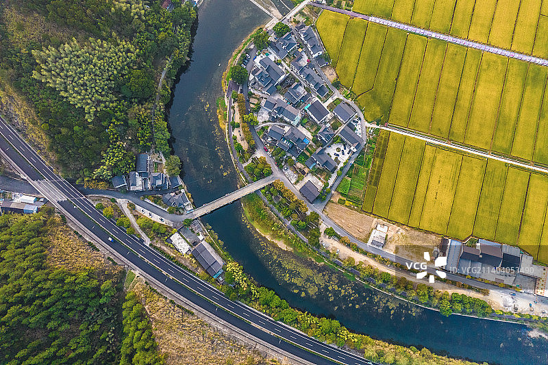美丽乡村航拍，杭州桐庐分水镇大路村，清晨日出稻田与民居图片素材