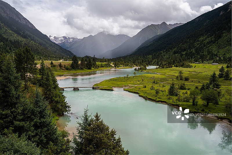 西藏林芝巴松措至新措沿途美景图片素材