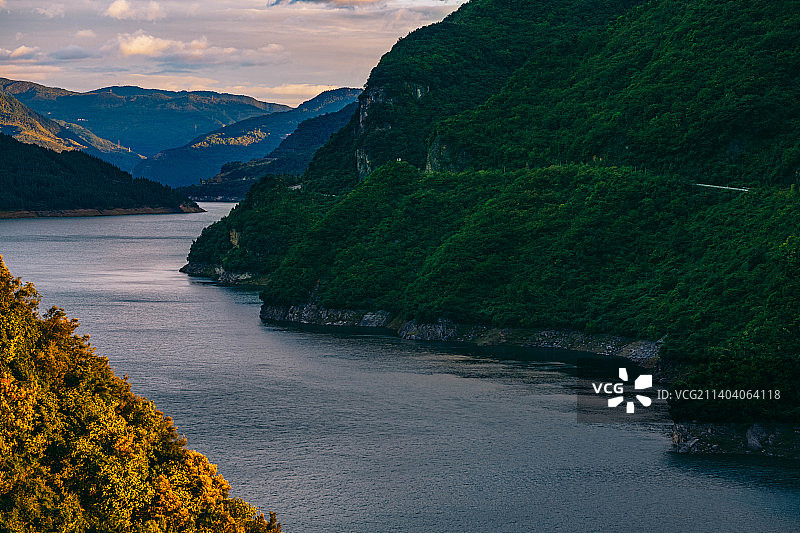 212国道穿行于白龙湖图片素材