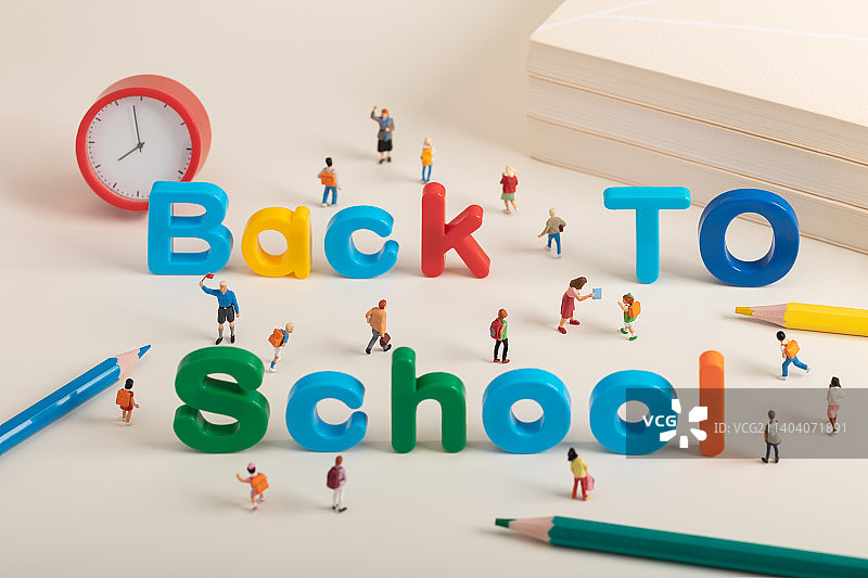 微缩创意字母school学校开学季学生与老师图片素材