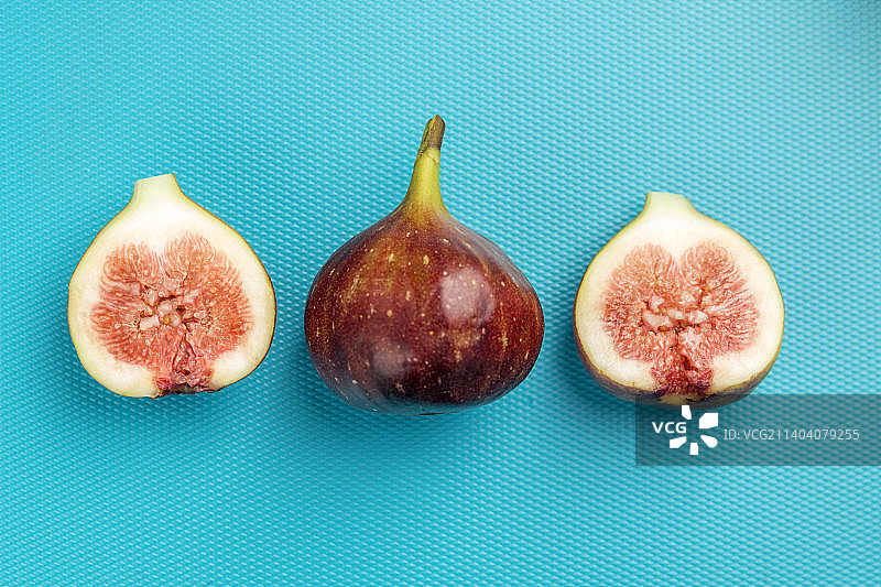 一盘新鲜的无花果摆放在桌面上特写图片素材