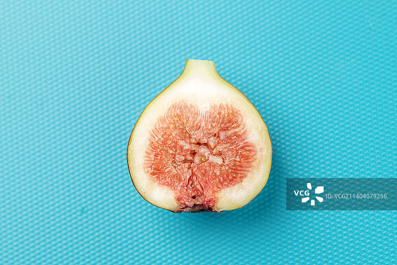 一盘新鲜的无花果摆放在桌面上特写图片素材