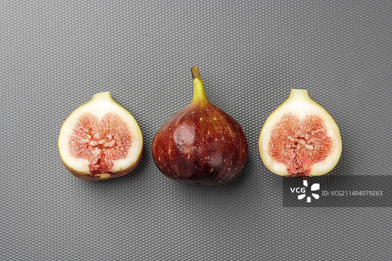 一盘新鲜的无花果摆放在桌面上特写图片素材