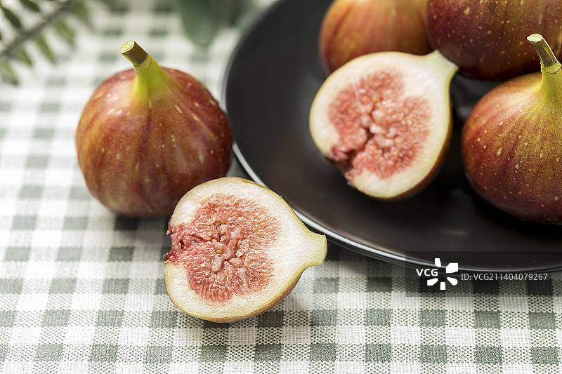 一盘新鲜的无花果摆放在桌面上特写图片素材