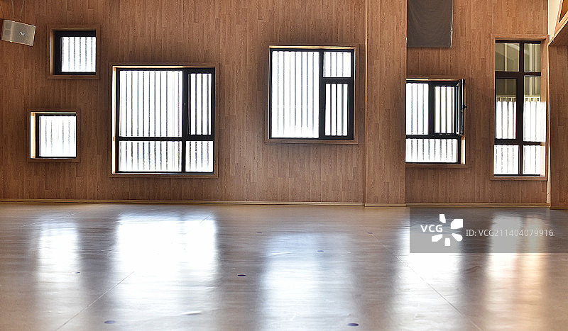 阳光倒影大空间教室图片素材