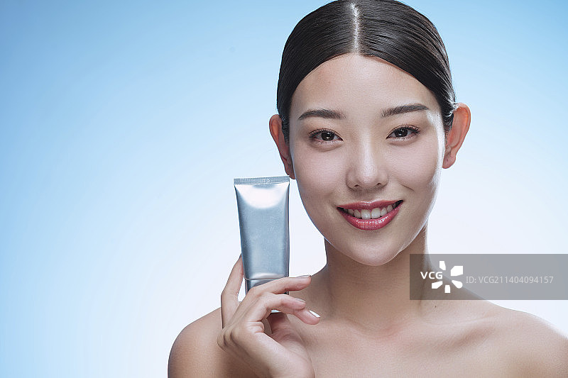 妆容美女拿着化妆品图片素材