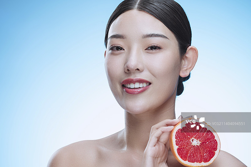 妆容美女拿着水果图片素材