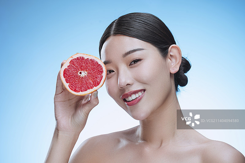 妆容美女拿着水果图片素材