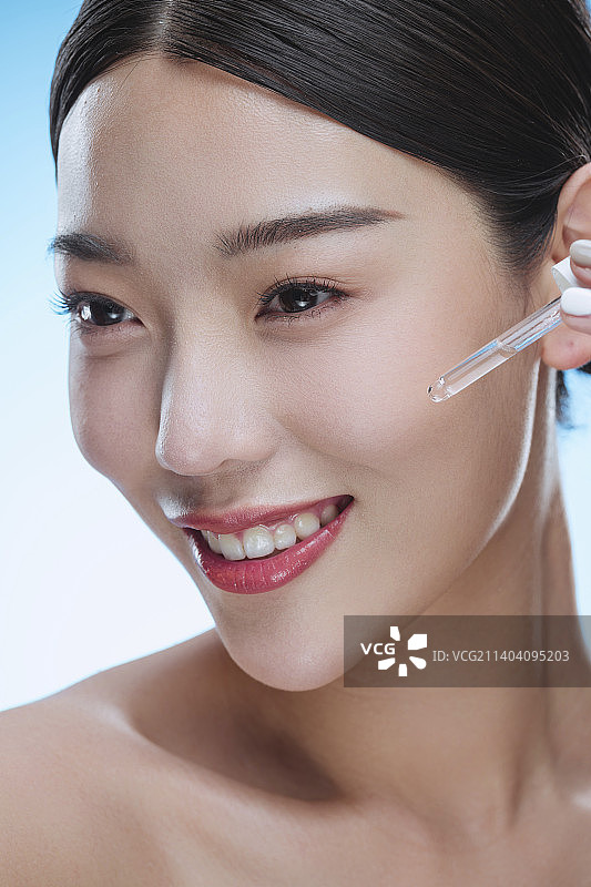 妆容美女在护肤图片素材