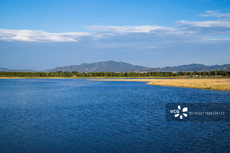 野鸭湖蓝天白云的天空湖和山的风景图片素材