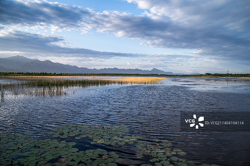 野鸭湖蓝天白云的天空湖和山的风景图片素材