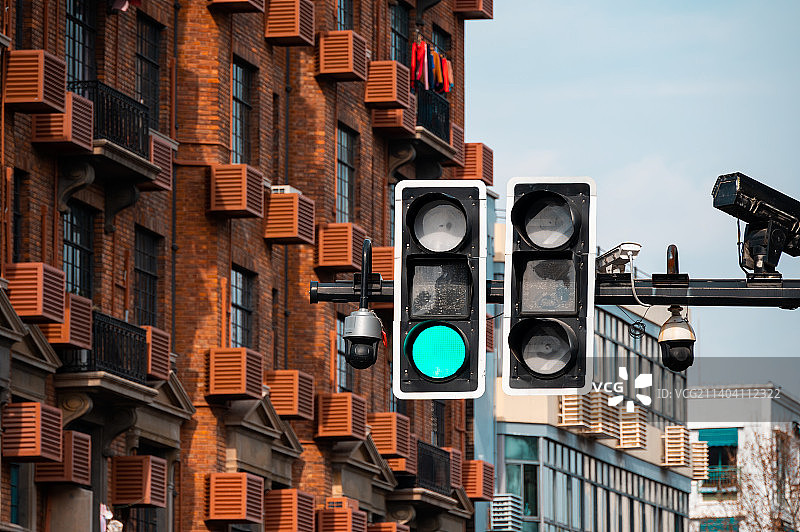 上海武康大楼外的交通信号灯图片素材